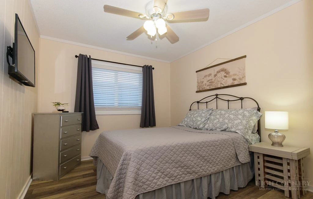 Image number 8 for the current listing