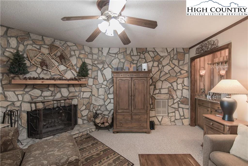 Image number 1 for the current listing