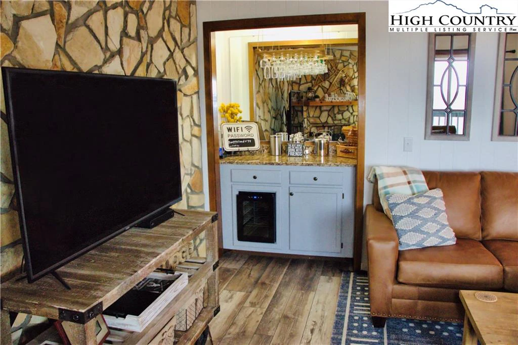 Image number 2 for the current listing