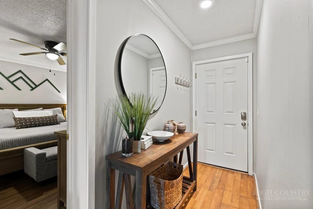Image number 5 for the current listing