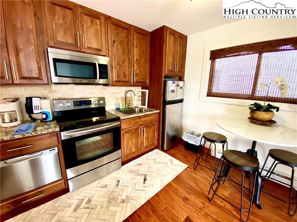 Image number 1 for the current listing