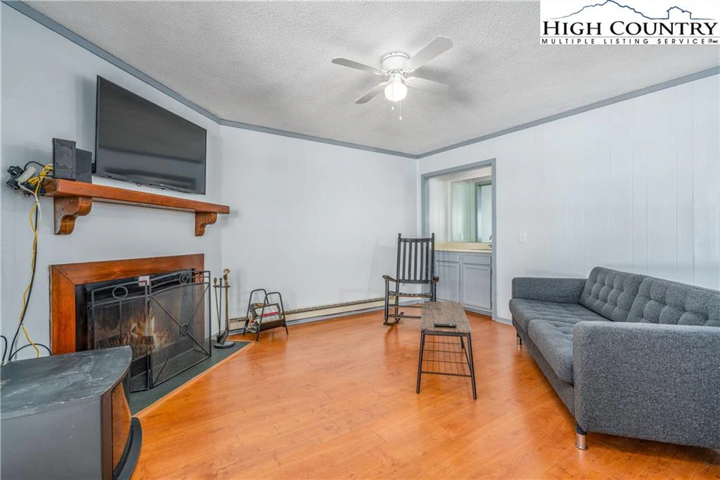 Image number 1 for the current listing