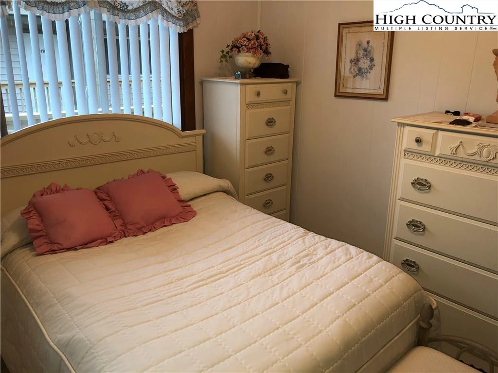 Image number 9 for the current listing