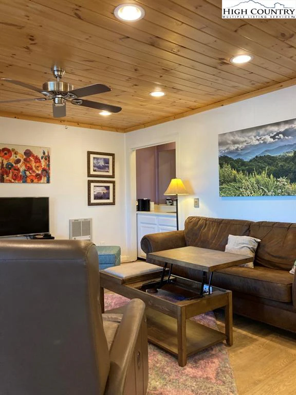 Image number 4 for the current listing