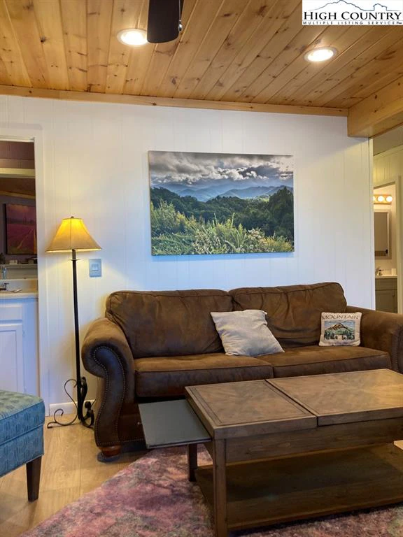 Image number 6 for the current listing