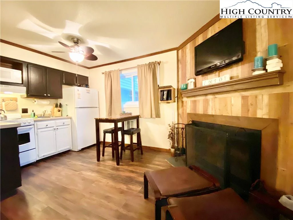 Image number 1 for the current listing