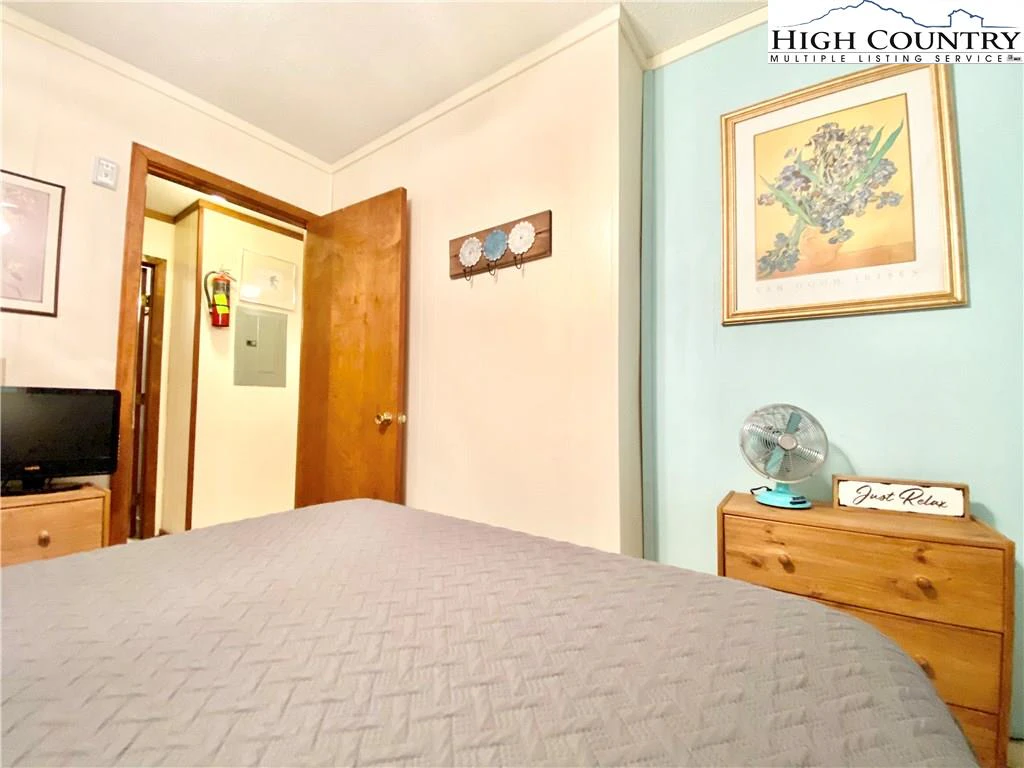 Image number 10 for the current listing