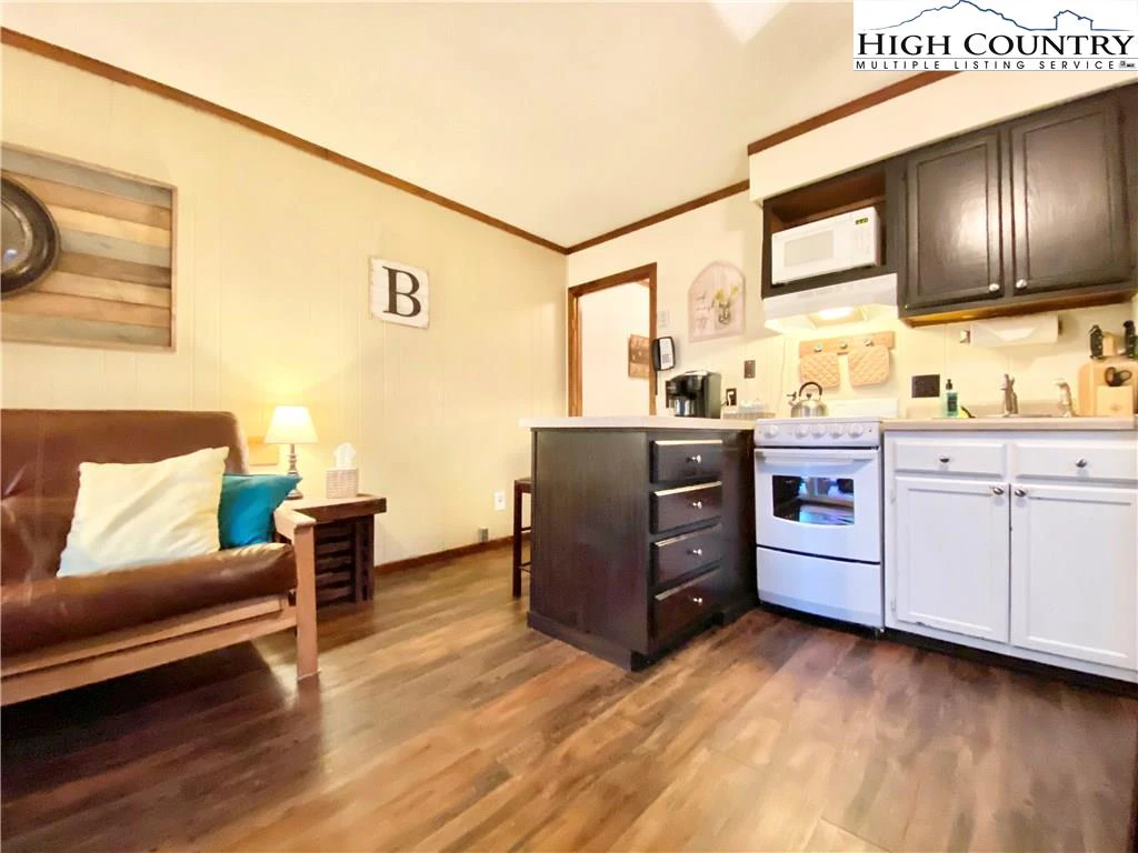 Image number 7 for the current listing