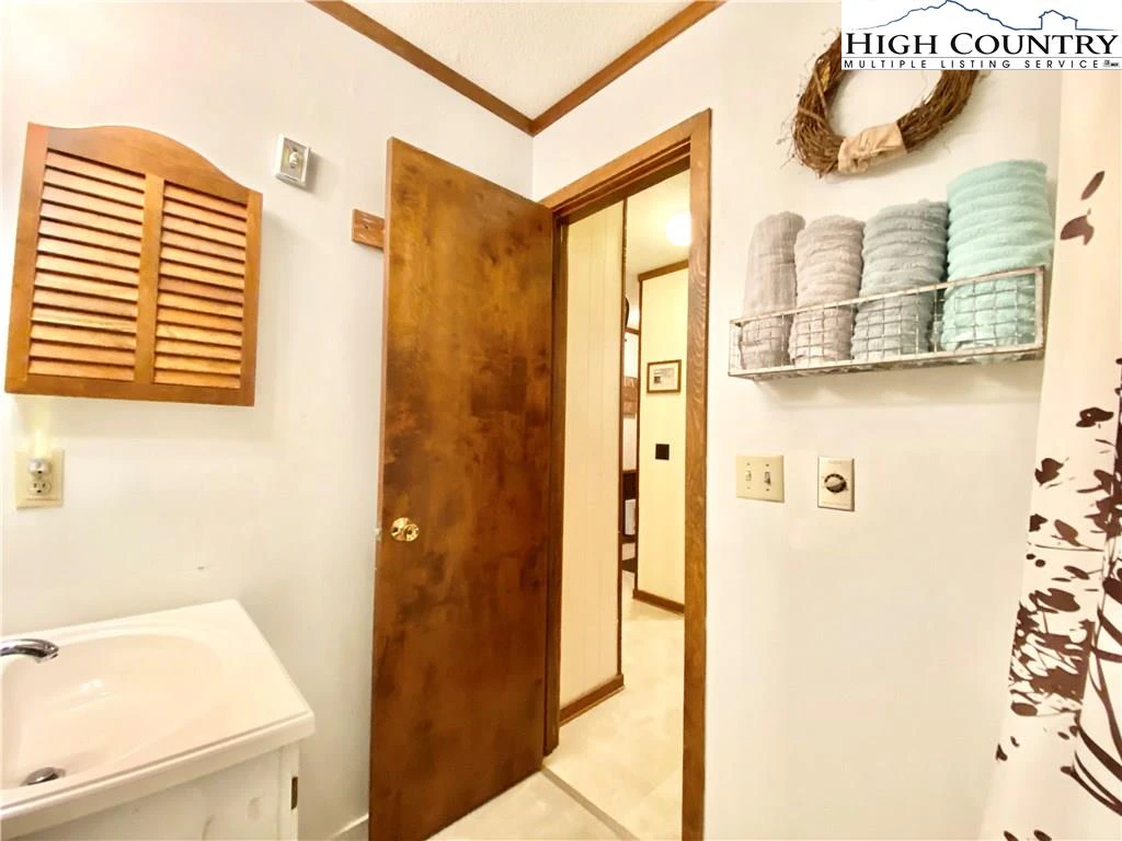 Image number 13 for the current listing