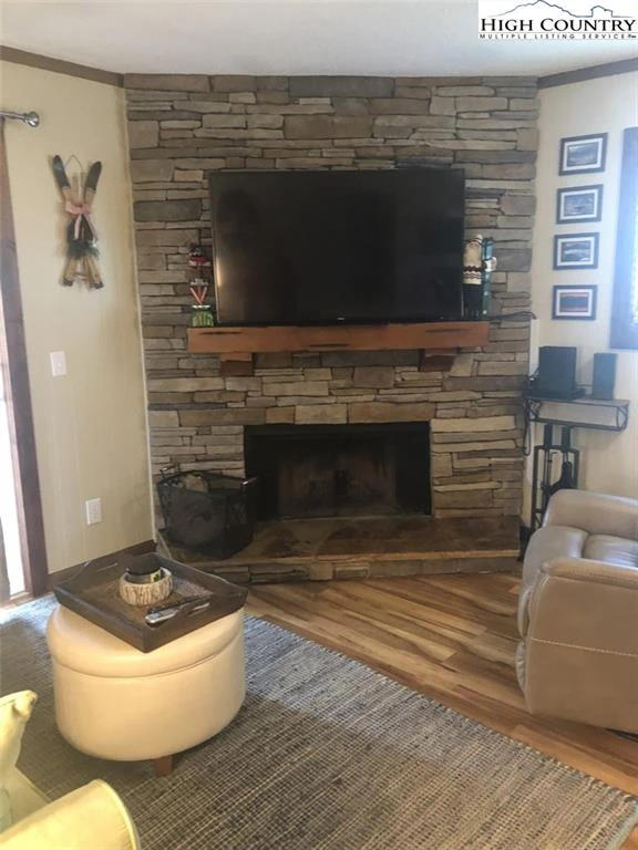 Image number 1 for the current listing