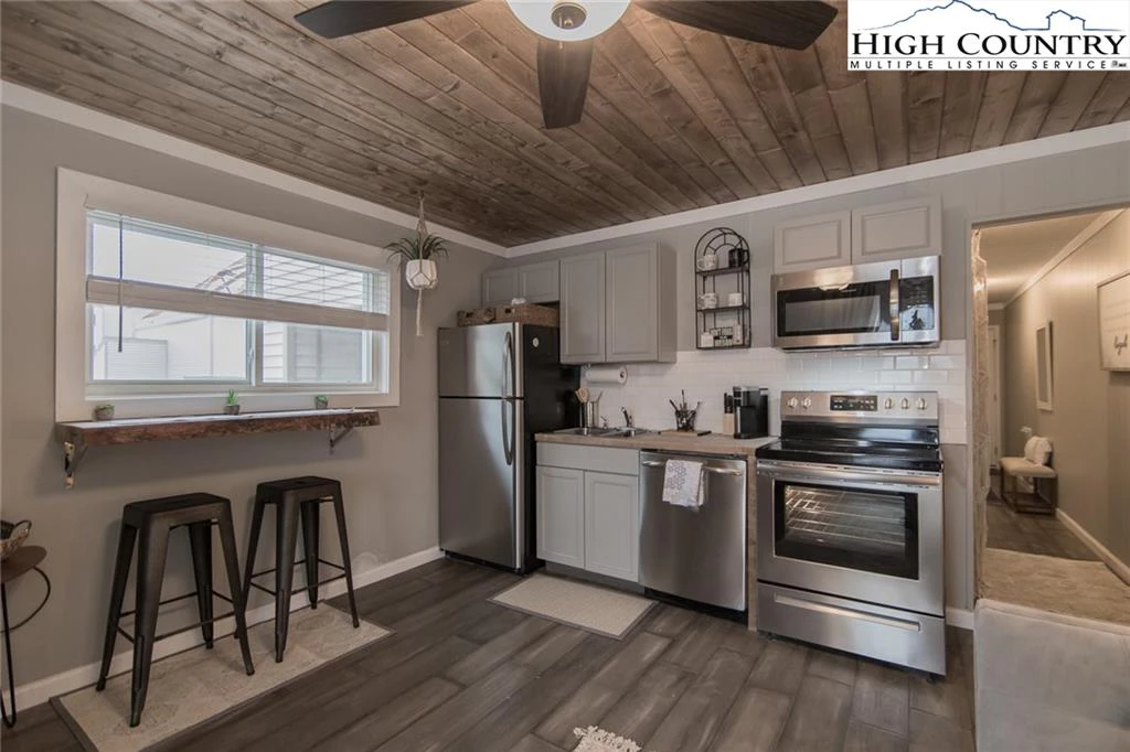 Image number 1 for the current listing