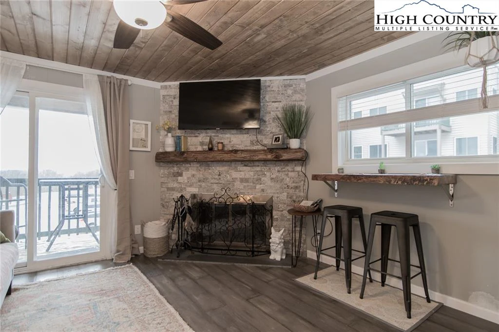 Image number 4 for the current listing