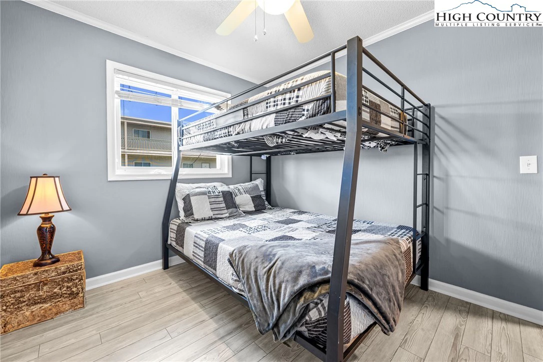 Image number 3 for the current listing