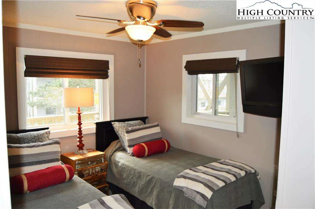 Image number 12 for the current listing