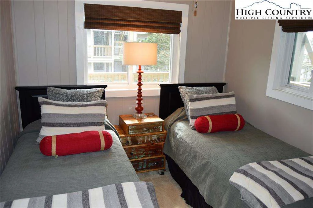 Image number 11 for the current listing