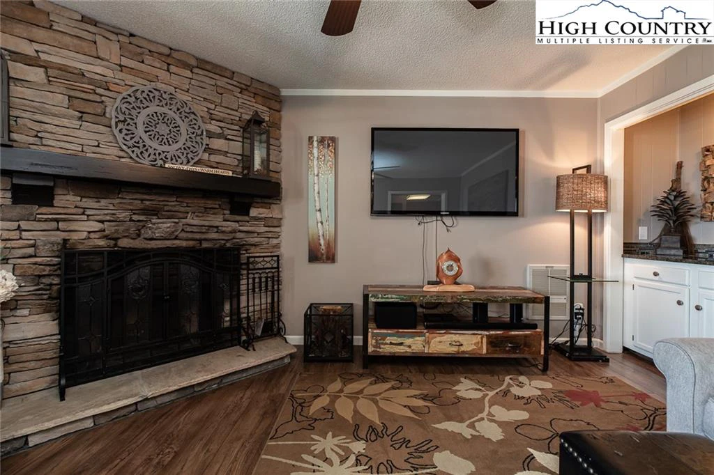 Image number 14 for the current listing
