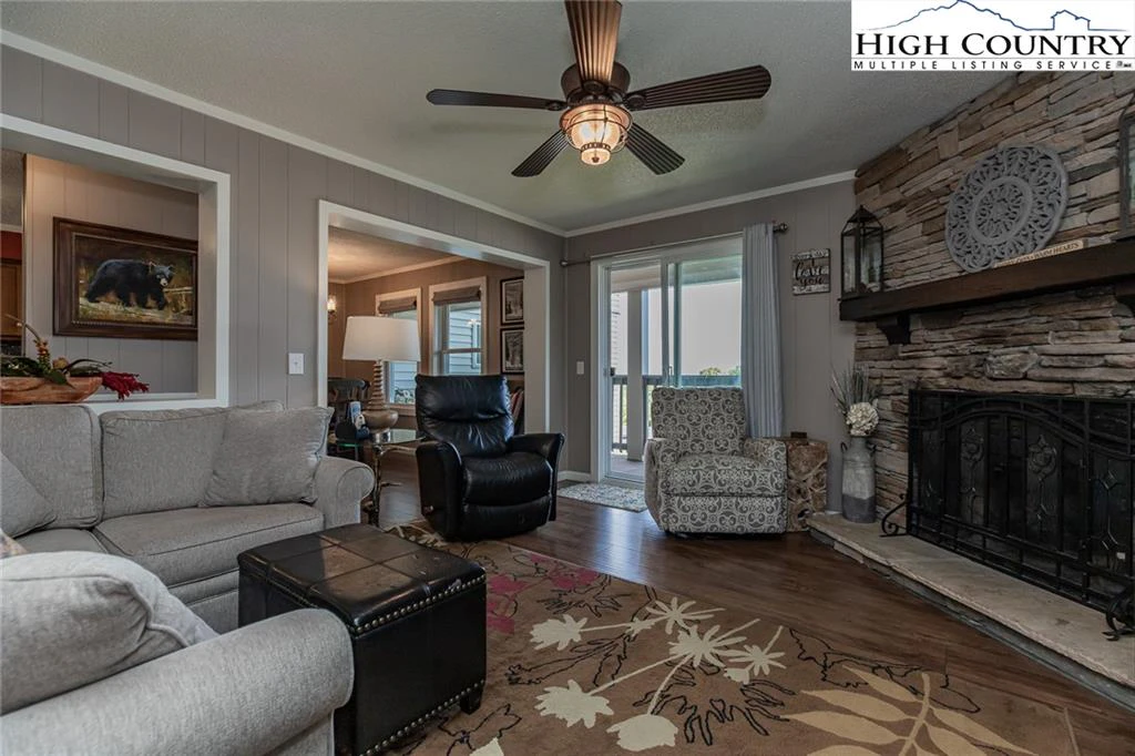 Image number 4 for the current listing