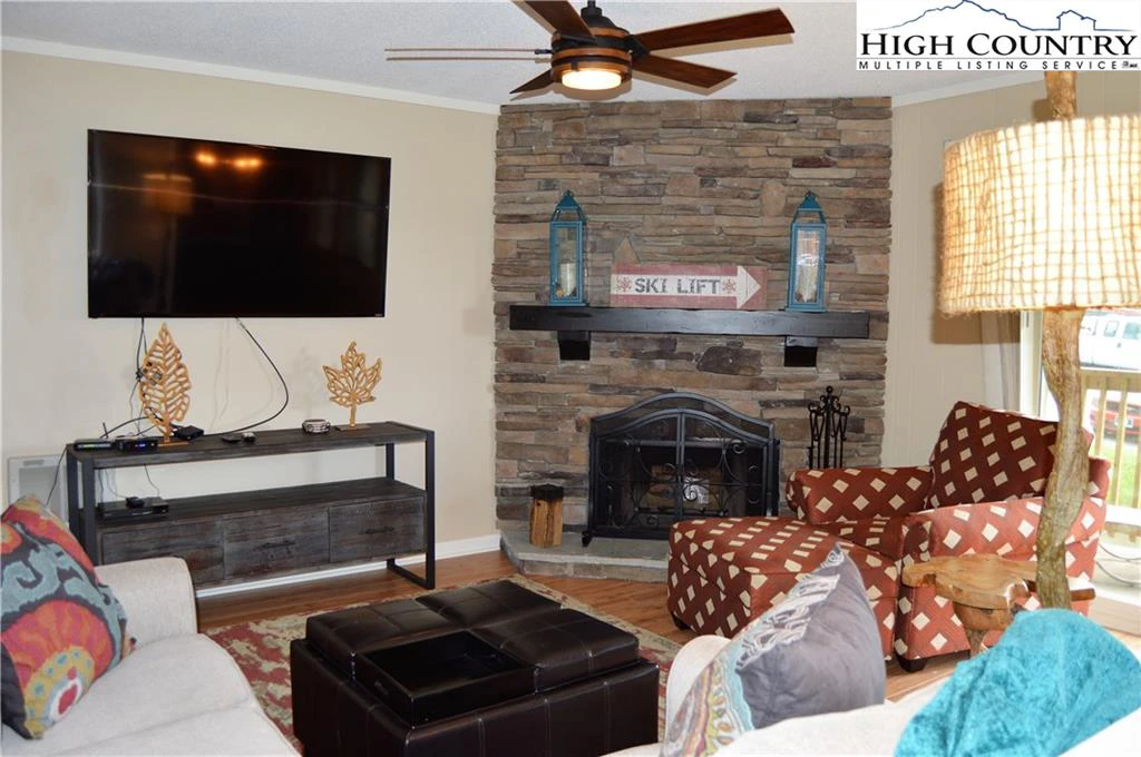 Image number 1 for the current listing