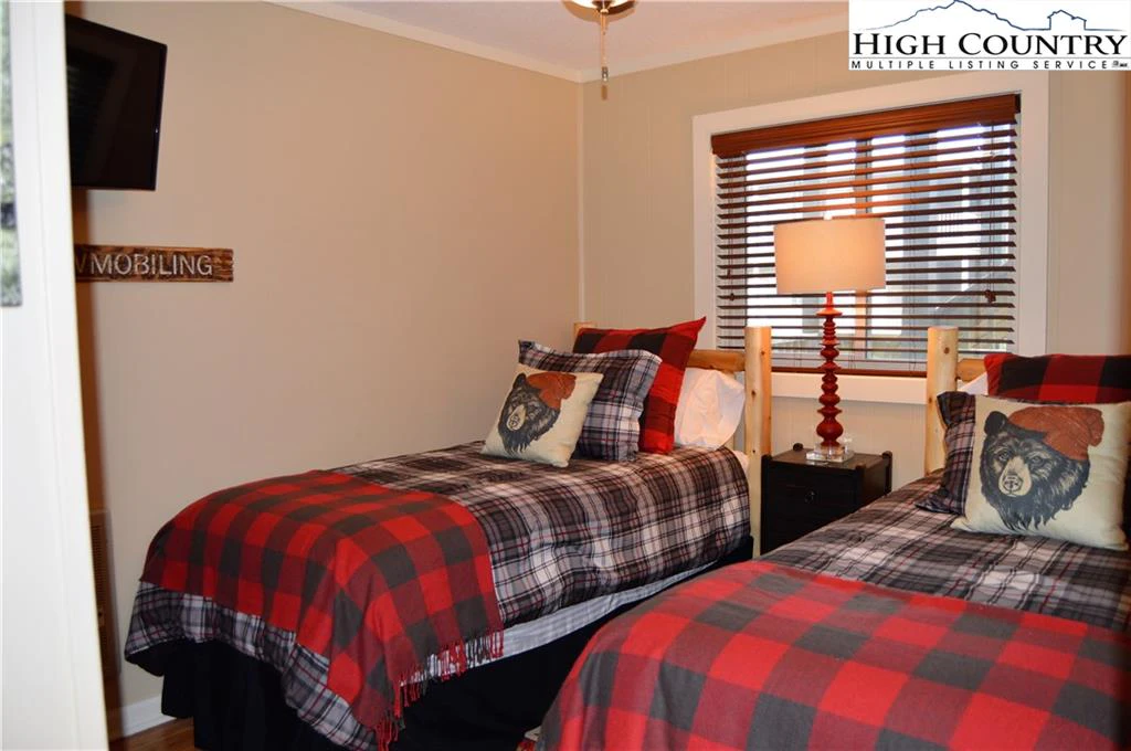 Image number 8 for the current listing