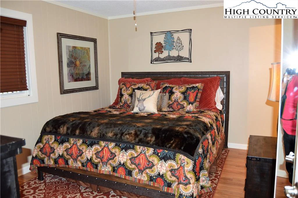 Image number 2 for the current listing