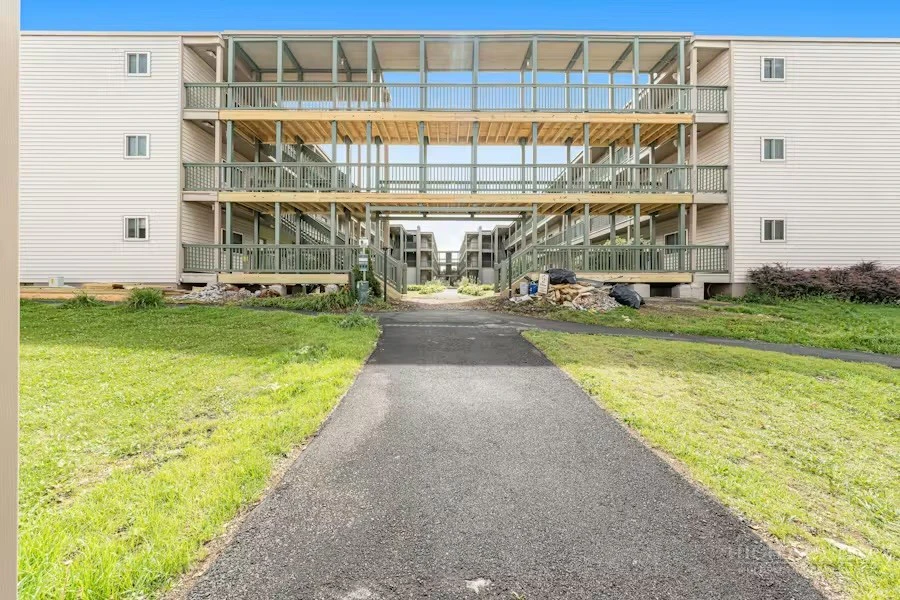 Image number 4 for the current listing