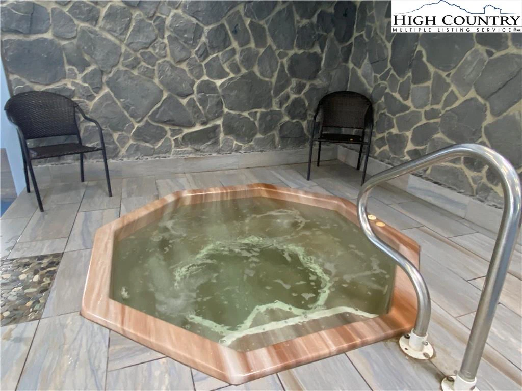 Image number 8 for the current listing