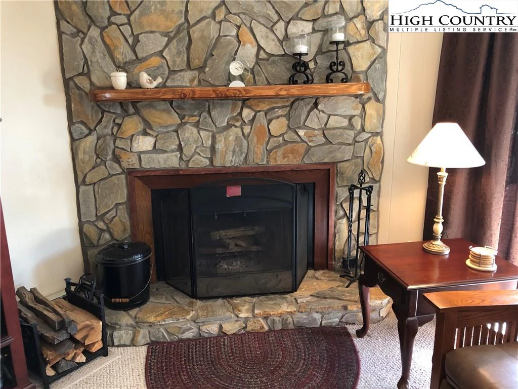 Image number 19 for the current listing