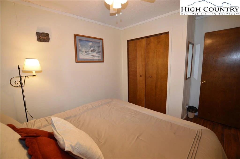 Image number 13 for the current listing