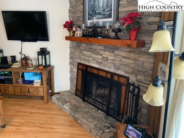 Image number 19 for the current listing