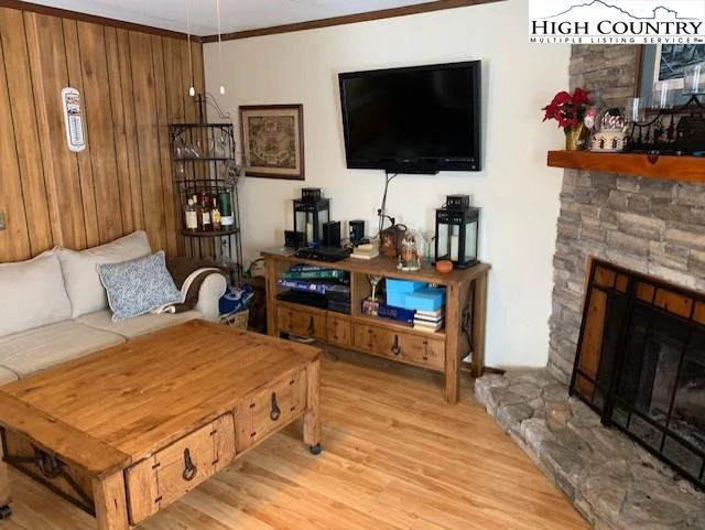 Image number 17 for the current listing
