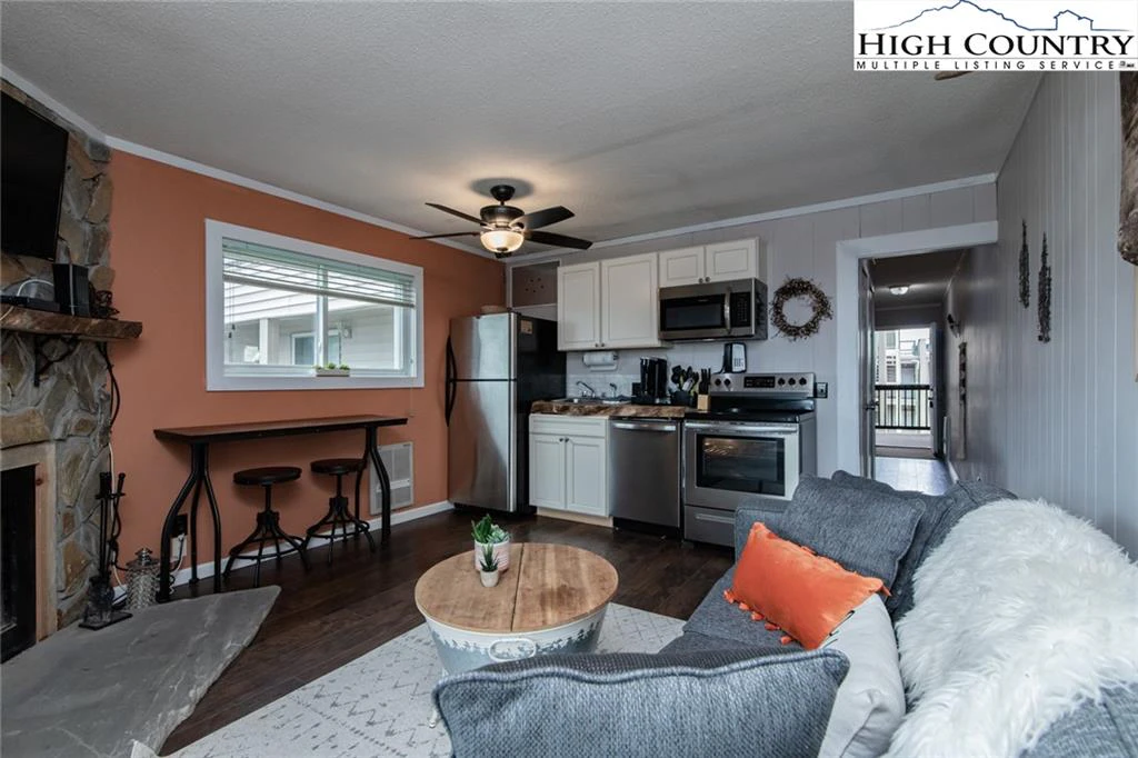 Image number 1 for the current listing