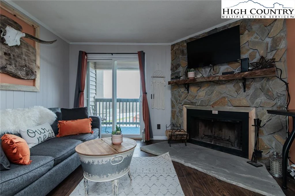 Image number 14 for the current listing