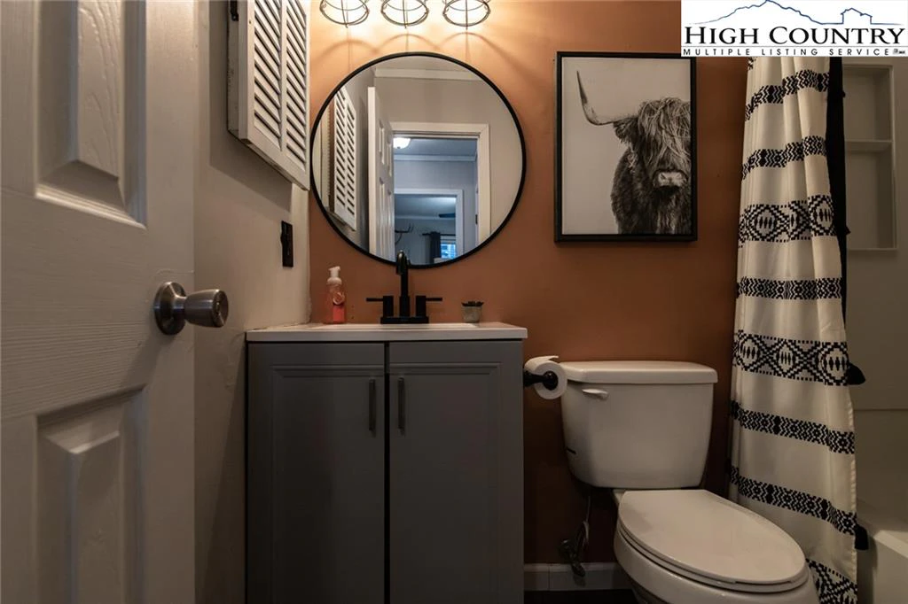 Image number 33 for the current listing