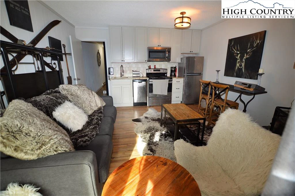 Image number 15 for the current listing