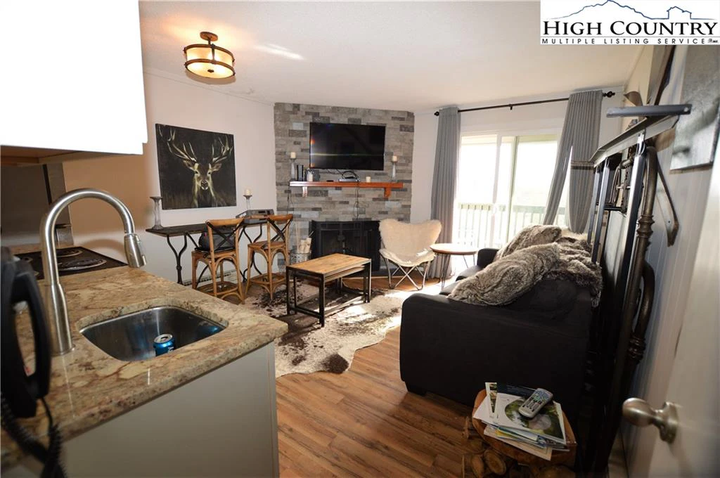 Image number 14 for the current listing