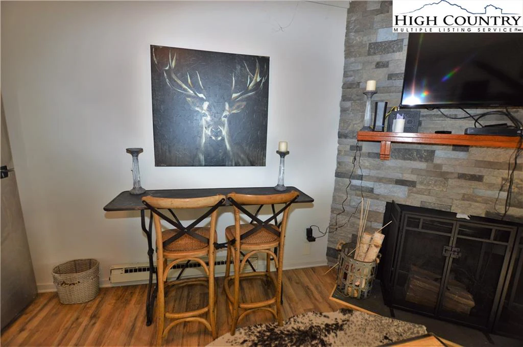 Image number 11 for the current listing
