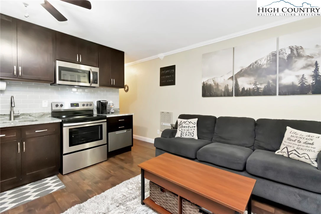 Image number 3 for the current listing
