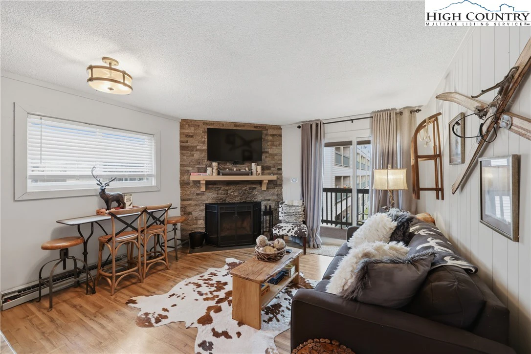 Image number 1 for the current listing