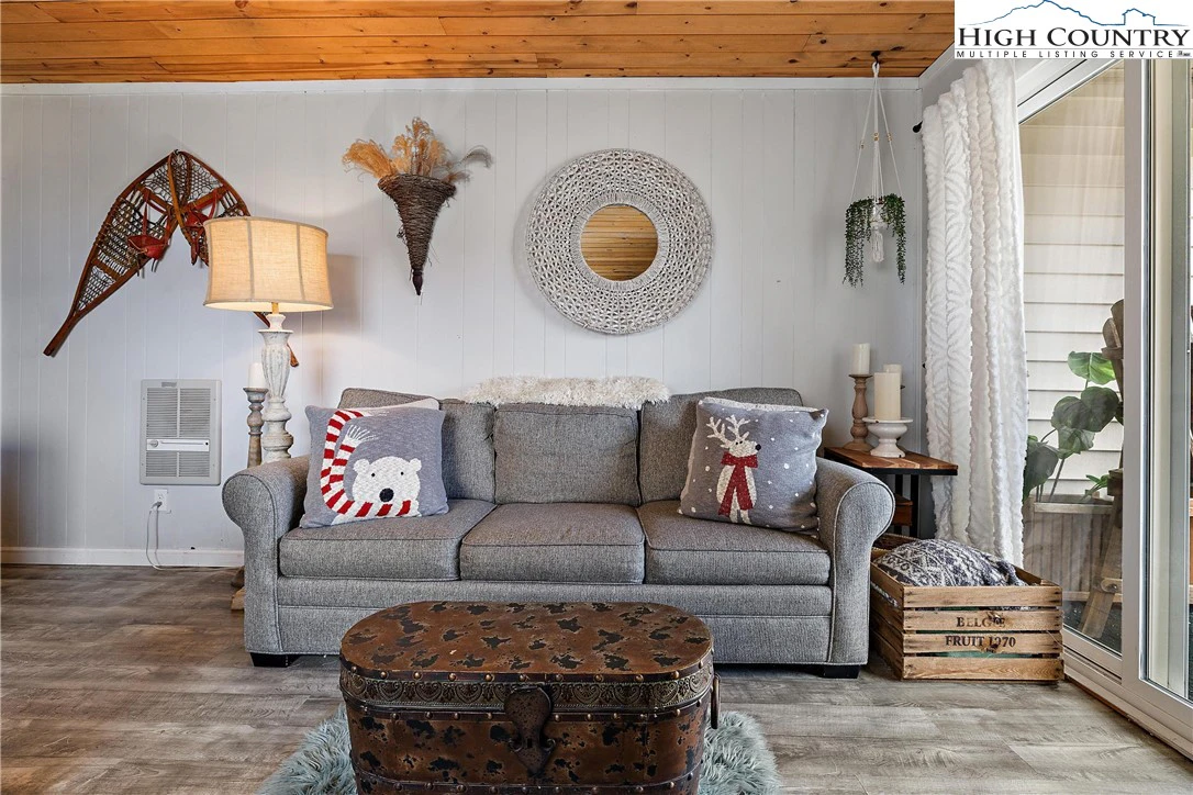 Image number 4 for the current listing