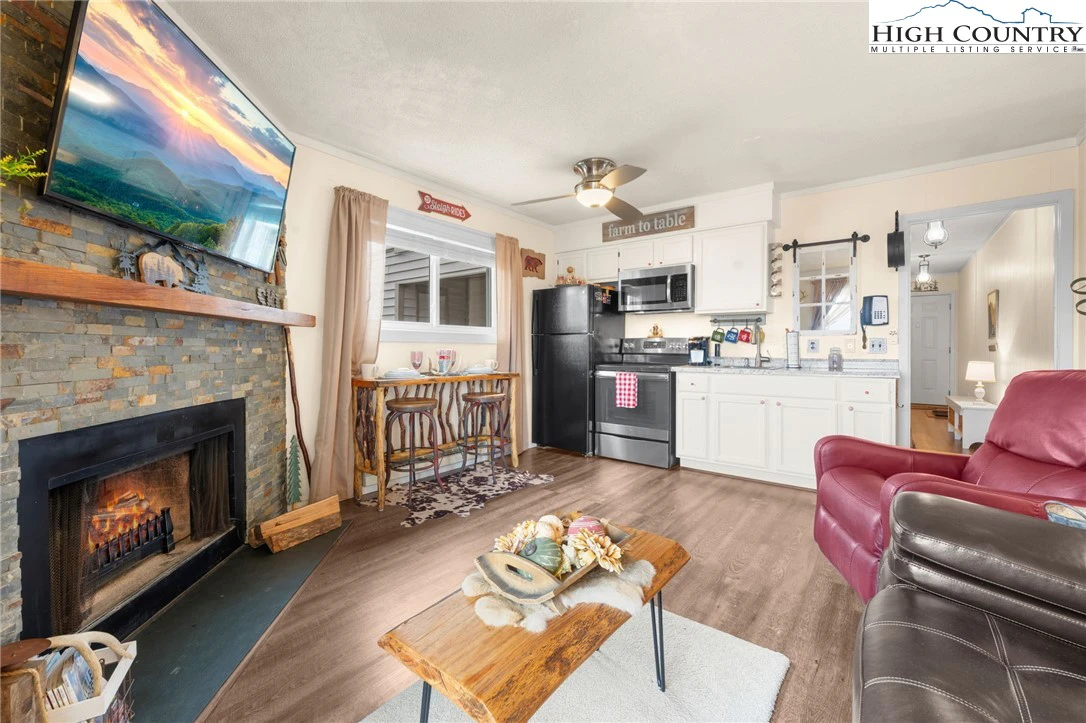 Image number 1 for the current listing