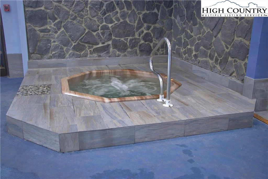 Image number 2 for the current listing