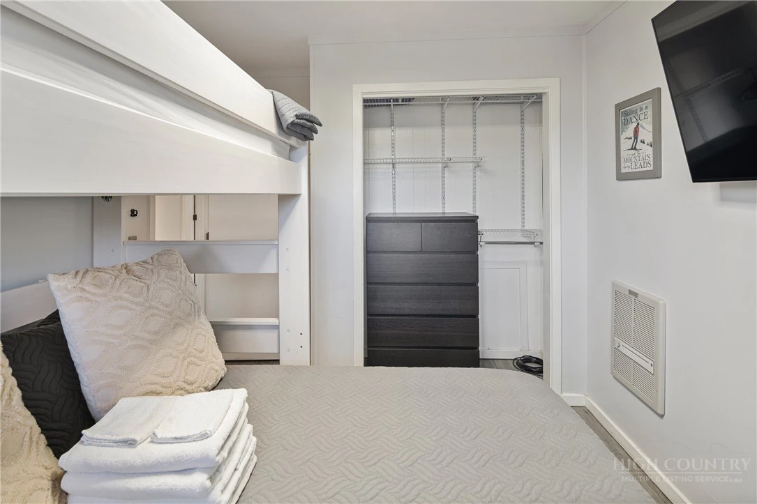 Image number 19 for the current listing