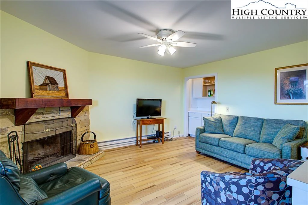 Image number 3 for the current listing