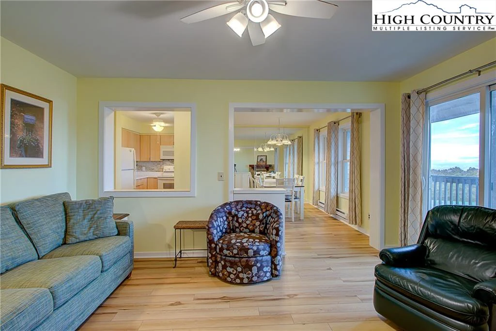 Image number 4 for the current listing