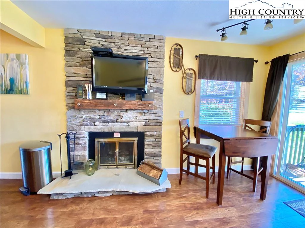 Image number 3 for the current listing