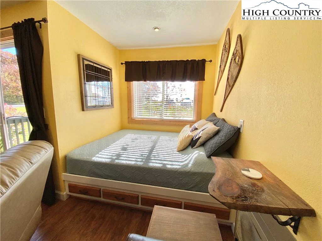 Image number 4 for the current listing