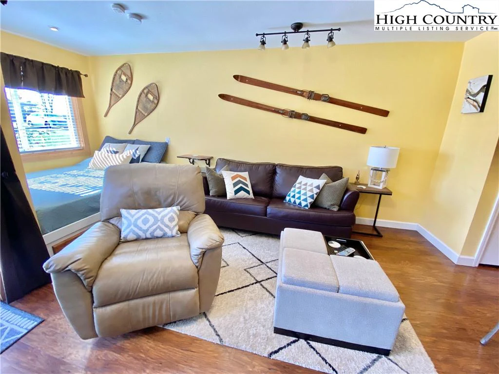 Image number 5 for the current listing