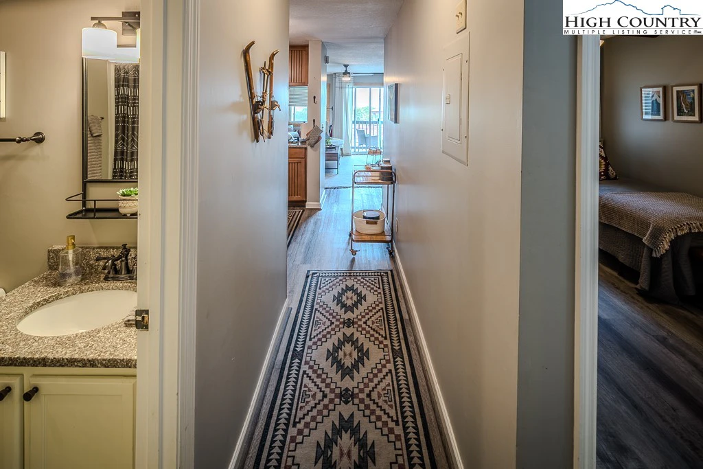 Image number 8 for the current listing