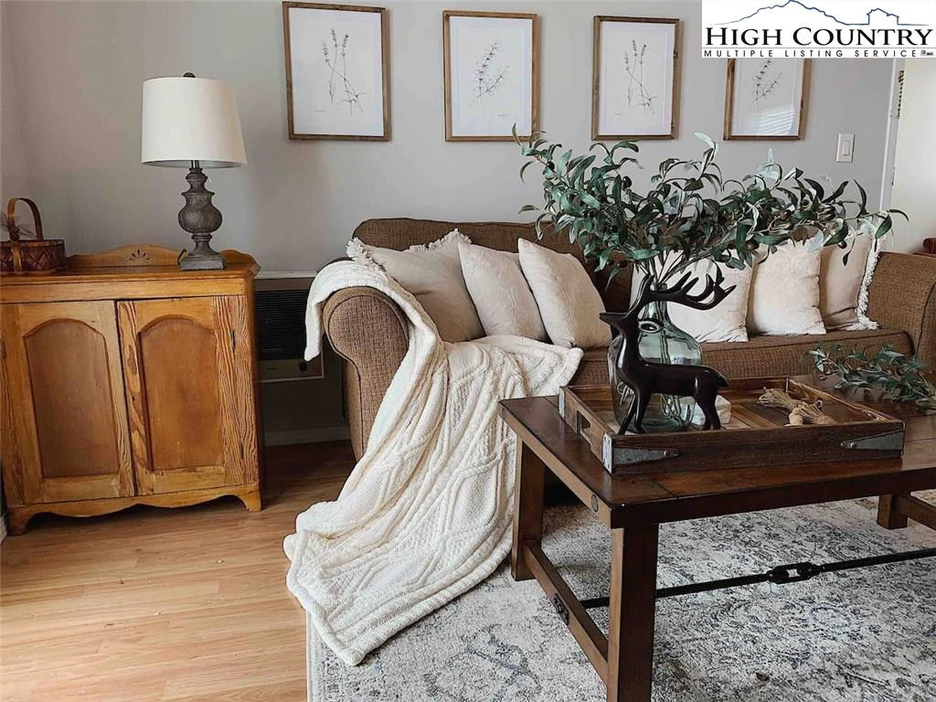 Image number 1 for the current listing