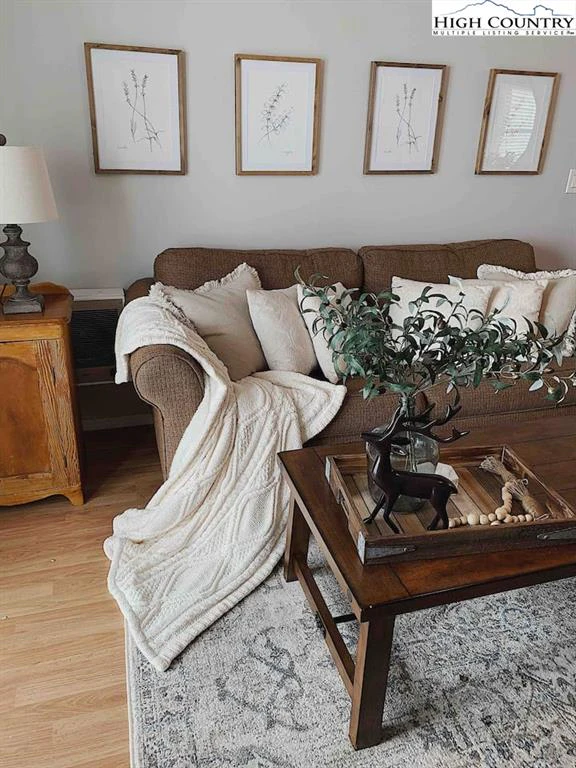 Image number 3 for the current listing
